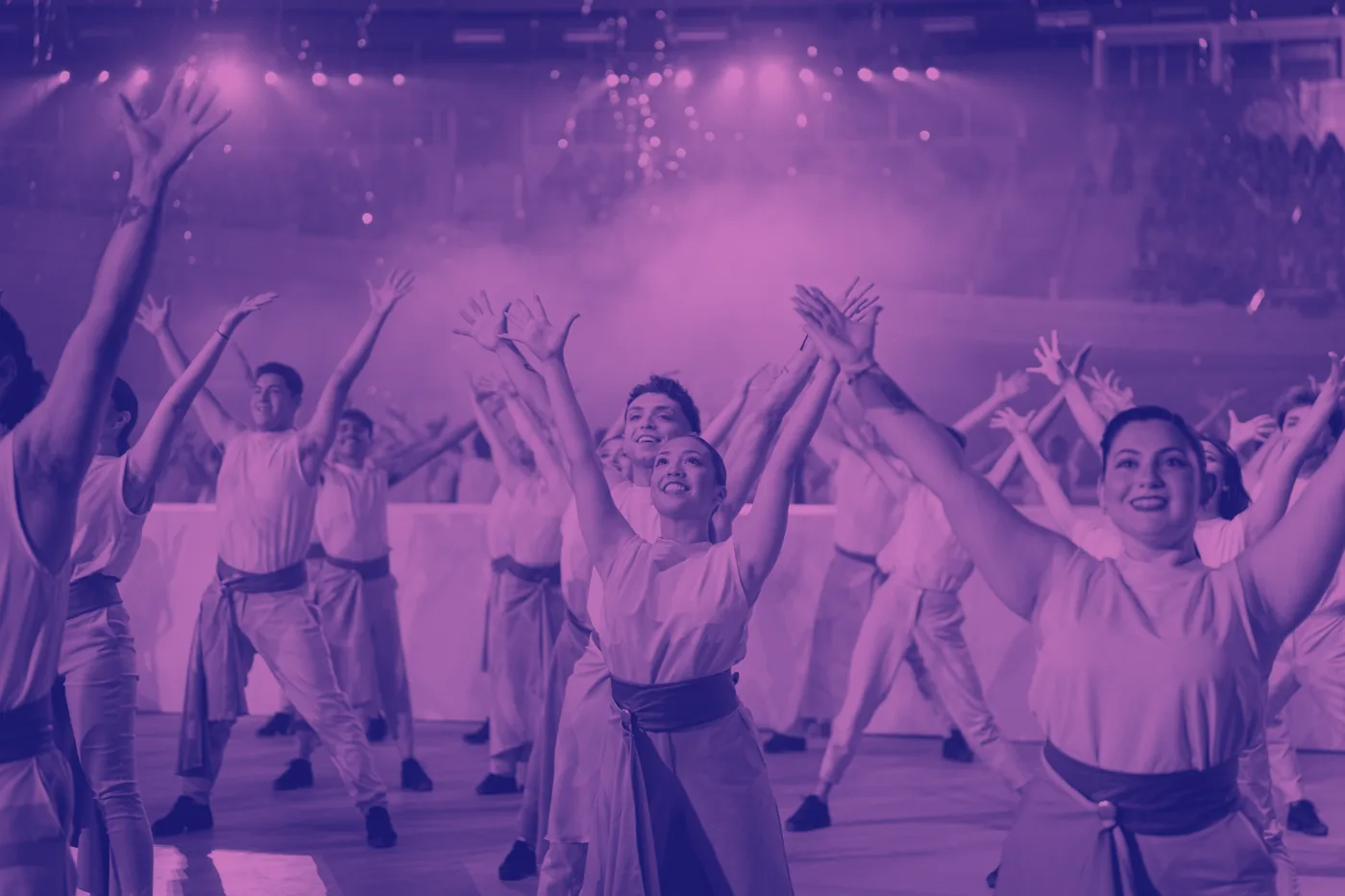 Bailarinas con los brazos en alto durante el espectáculo