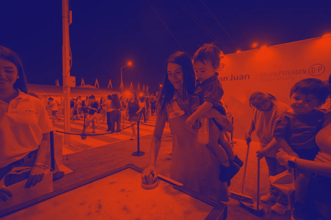 Una familia jugando en una activación de marca en el predio