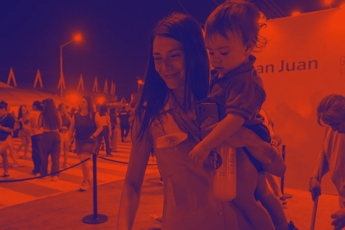 Una familia jugando en una activación de marca en el predio