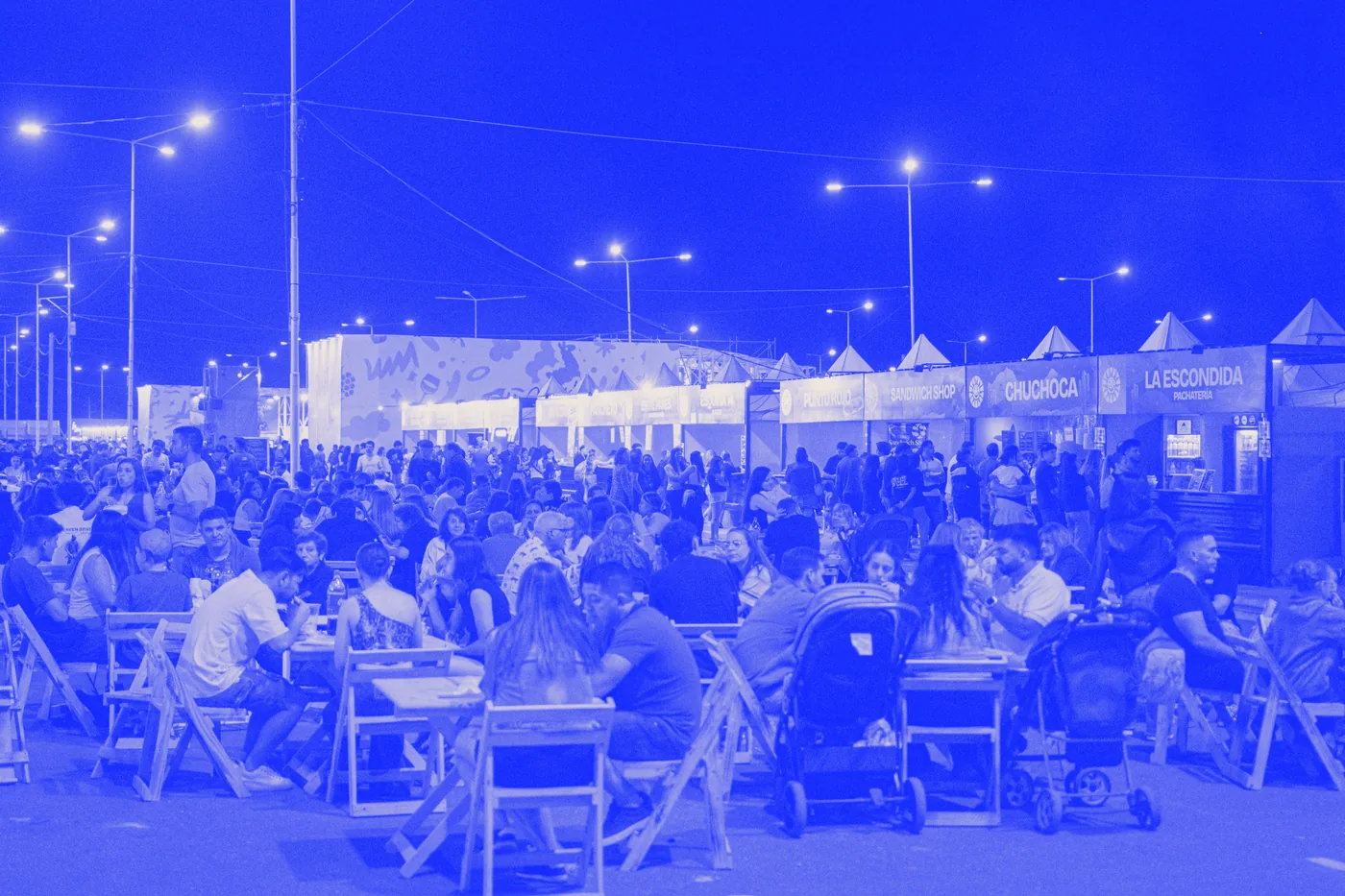 El sector gastronómico de la Feria, con mesas llenas de gente