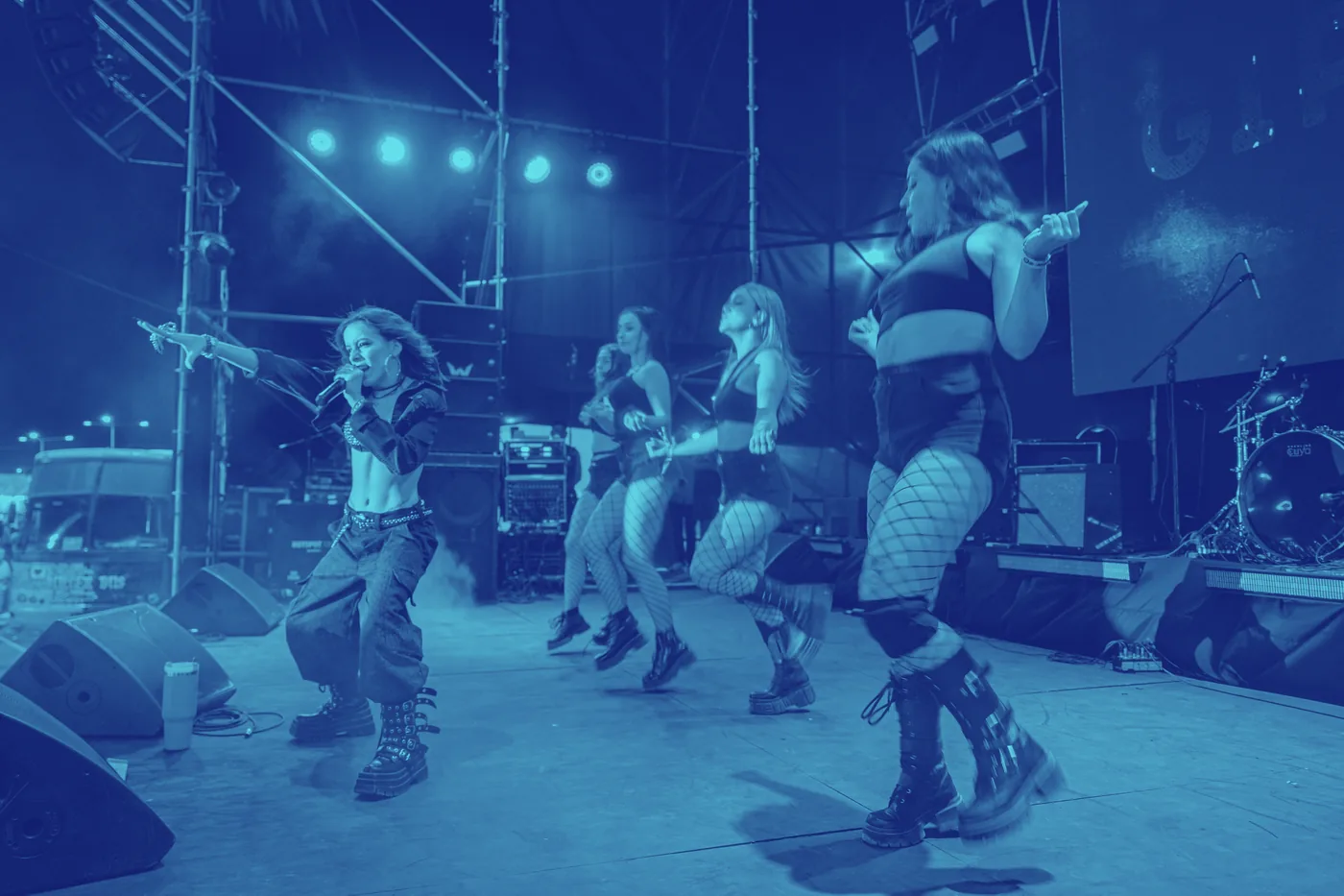 Una banda tocando en un escenario de la Feria