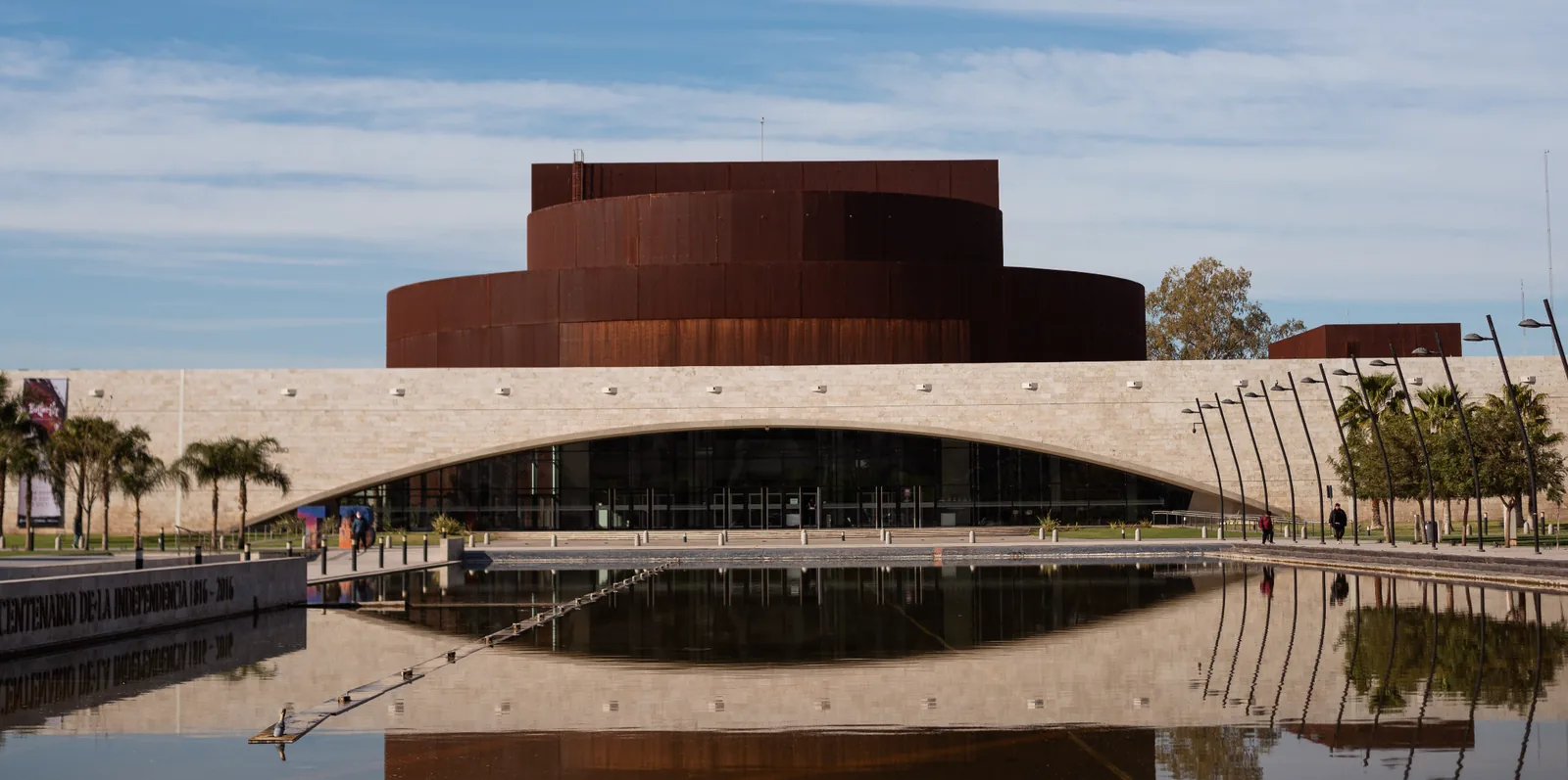 El Teatro del Bicentenario de San Juan reflejado en su espejo de agua