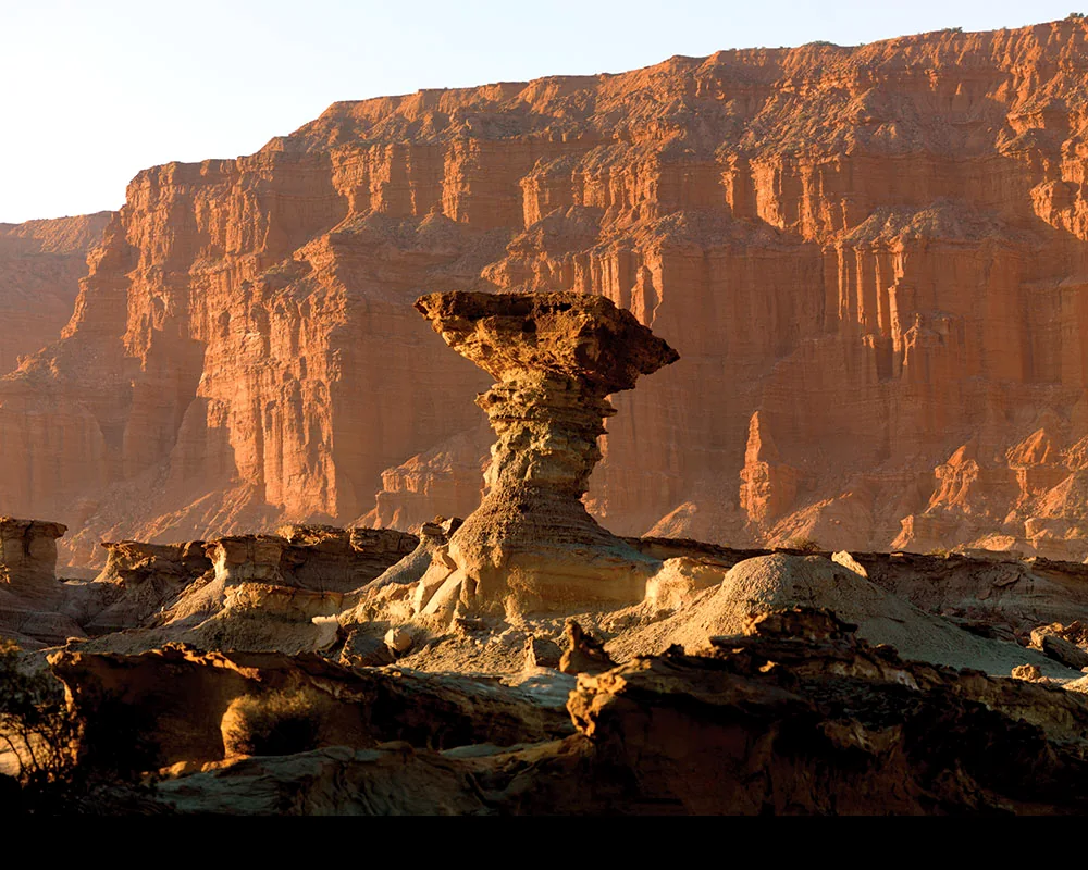 El Hongo, formación del Parque Provincial Ischigualasto, con los farallones rojos detrás